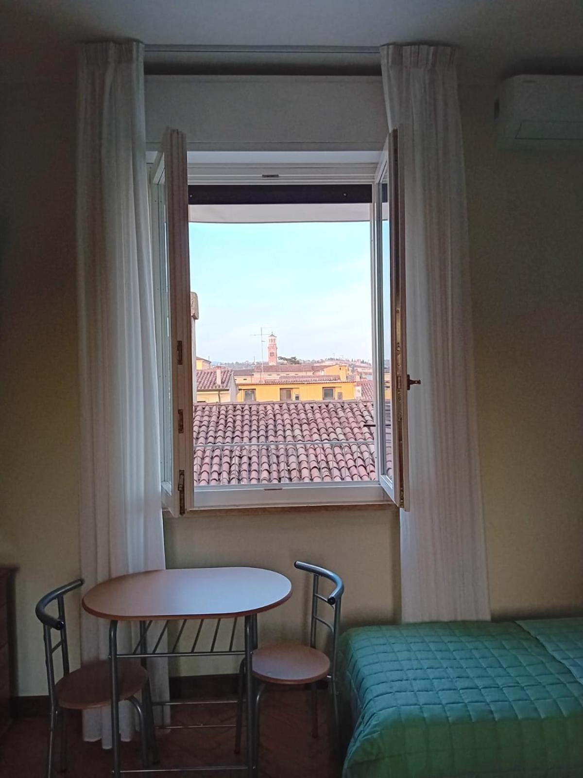 B&B Califano- 2 Leoni Verona Eksteriør bilde